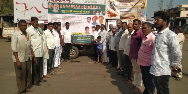 लोहारा शहरात पंतप्रधान विश्व कर्मा योजना रथयात्रेचे स्वागत