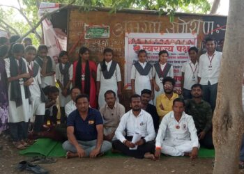क्रीडा संकुलाच्या मागणीसाठी लोहारा तहसिल कार्यालयासमोर स्वराज्य पक्षाच्या वतीने उपोषण सुरू