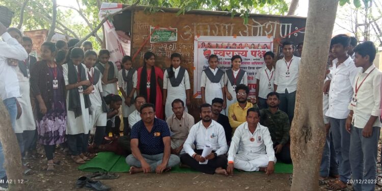 क्रीडा संकुलाच्या मागणीसाठी लोहारा तहसिल कार्यालयासमोर स्वराज्य पक्षाच्या वतीने उपोषण सुरू
