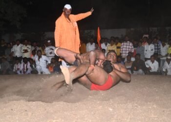 माकणी सिद्धेश्वर यात्रेत कुस्त्यांची दंगल – टाक्याच्या आकाश जाधवने जिंकली अंतिम कुस्ती