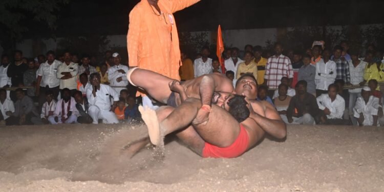 माकणी सिद्धेश्वर यात्रेत कुस्त्यांची दंगल – टाक्याच्या आकाश जाधवने जिंकली अंतिम कुस्ती