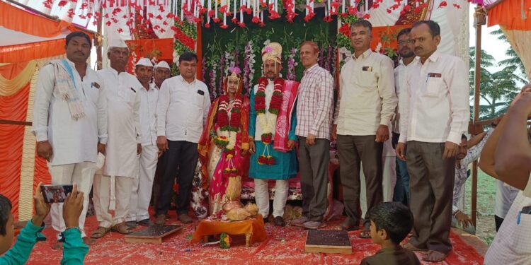 नियोजित कार्यक्रम साखरपुड्याचा, झाला विवाह सोहळा; अनावश्यक खर्च टाळून विवाह सोहळे करण्याचे तहसीलदारांचे आवाहन