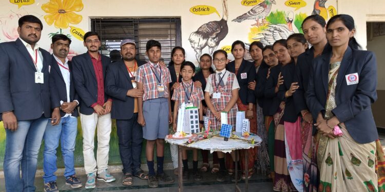 लोहारा तालुकास्तरीय विज्ञान प्रदर्शनात विद्यामाता इंग्लिश स्कूलचे यश