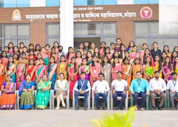 लोहारा शहरातील भानुदासराव चव्हाण कनिष्ठ महाविद्यालयात निरोप समारंभ – विद्यार्थ्यांनी स्वतःमधील विशेष गुण ओळखून करिअर निवडावे – प्रा. संतोष पवार