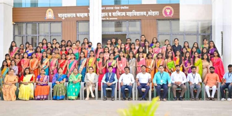 लोहारा शहरातील भानुदासराव चव्हाण कनिष्ठ महाविद्यालयात निरोप समारंभ – विद्यार्थ्यांनी स्वतःमधील विशेष गुण ओळखून करिअर निवडावे – प्रा. संतोष पवार