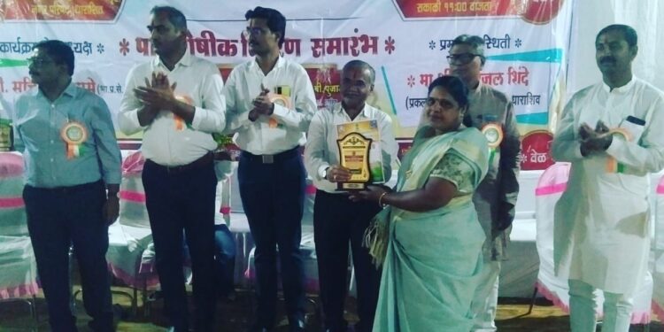 सास्तुर येथील अंजली चलवाड, बी. एम. बालवाड यांना जिल्हास्तरीय आदर्श शिक्षक पुरस्कार
