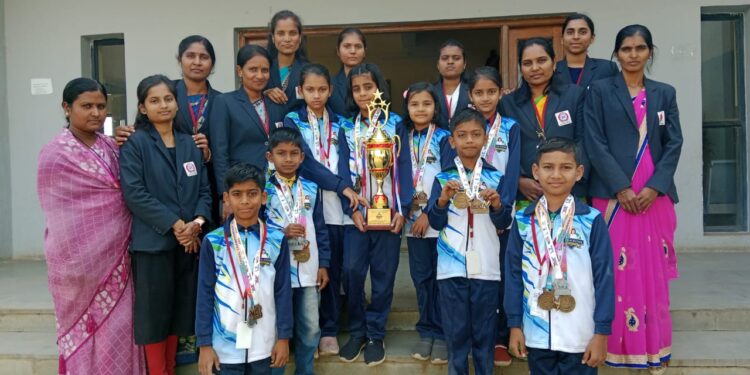 धानुरी येथील विद्यामाता इंग्लिश स्कूलने केली १९ पदकांची कमाई..