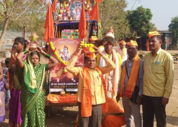 लोहारा तालुक्यातील कास्ती बु. येथे अयोध्येतून आलेल्या अक्षदा कलशाचे पूजन करून भव्य शोभायात्रा