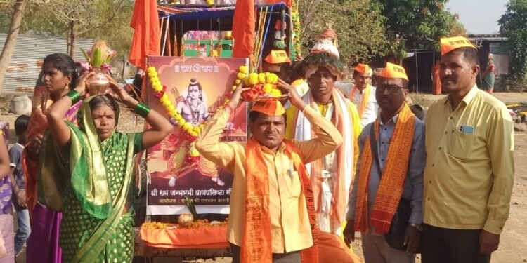 लोहारा तालुक्यातील कास्ती बु. येथे अयोध्येतून आलेल्या अक्षदा कलशाचे पूजन करून भव्य शोभायात्रा