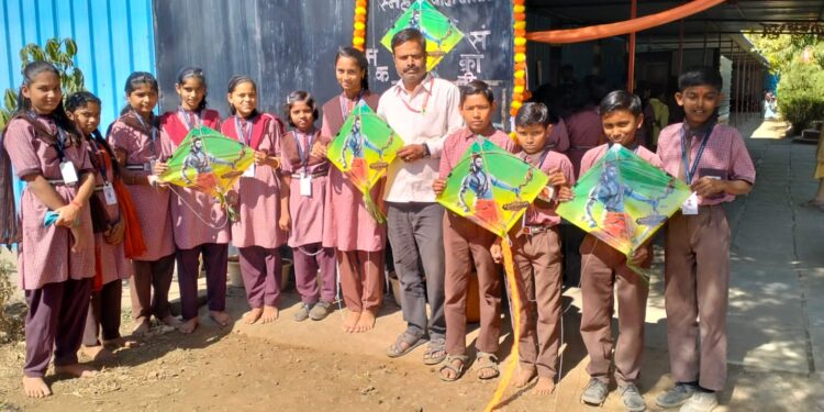 मकर संक्रांतीनिमित्त लोहारा शहरातील न्यू व्हिजन स्कूलमध्ये पतंग महोत्सव