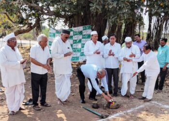 जेवळी येथील श्री बसवेश्वर विद्यालयात वर्गखोल्याच्या नूतनीकरण कामाचा शुभारंभ