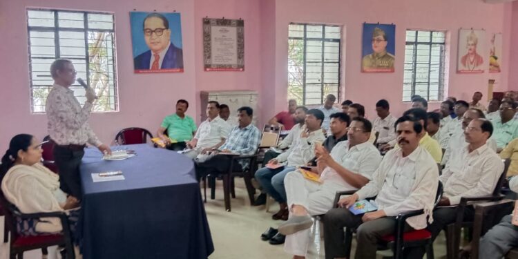 लोहारा तालुक्यात आजपासून होणार सर्व्हेक्षण ; रविवारी एकूण २०० कर्मचाऱ्यांना प्रशिक्षण