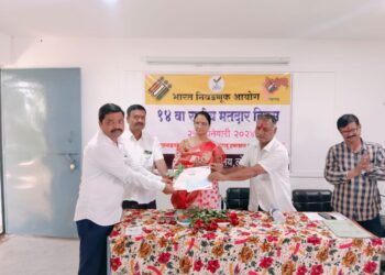 उत्कृष्ट काम केलेल्या बीएलओंचा लोहारा तहसिल कार्यालयाच्या वतीने प्रशस्तीपत्र देऊन सन्मान