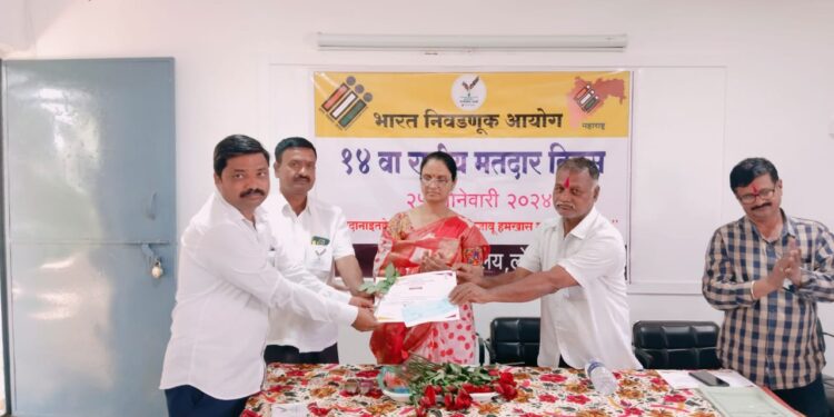 उत्कृष्ट काम केलेल्या बीएलओंचा लोहारा तहसिल कार्यालयाच्या वतीने प्रशस्तीपत्र देऊन सन्मान