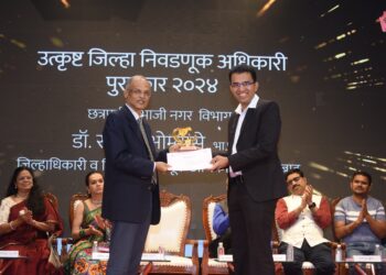 जिल्हाधिकारी डॉ. सचिन ओम्‍बासे यांचा मतदार नोंदणी उत्कृष्ट कार्याबद्दल सन्मान ; मुंबई येथे प्रशस्तीपत्र देऊन झाला सन्मान