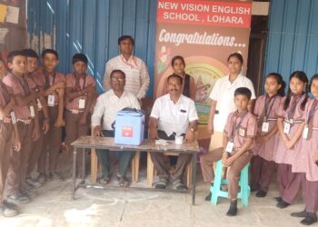लोहारा येथील न्यू व्हिजन इंग्लिश स्कुलमध्ये विद्यार्थ्यांना टी.डी.चे लसीकरण