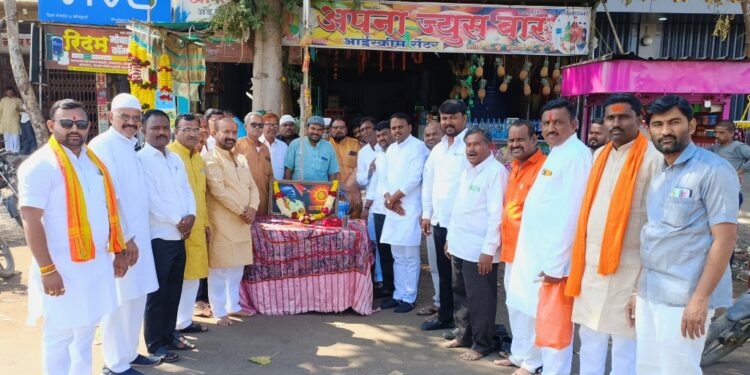 शिवजयंती निमित्त लोहाऱ्यात ऊसाच्या रसाचे वाटप