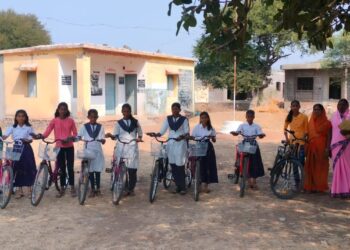 लोहारा तालुक्यातील करजगाव येथे शालेय मुलींना सायकलीचे वाटप