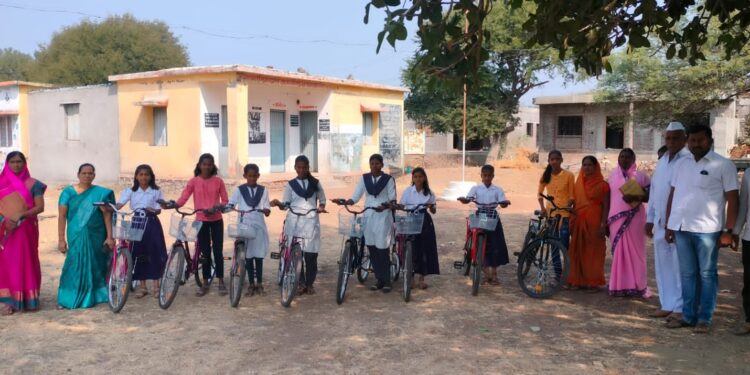 लोहारा तालुक्यातील करजगाव येथे शालेय मुलींना सायकलीचे वाटप