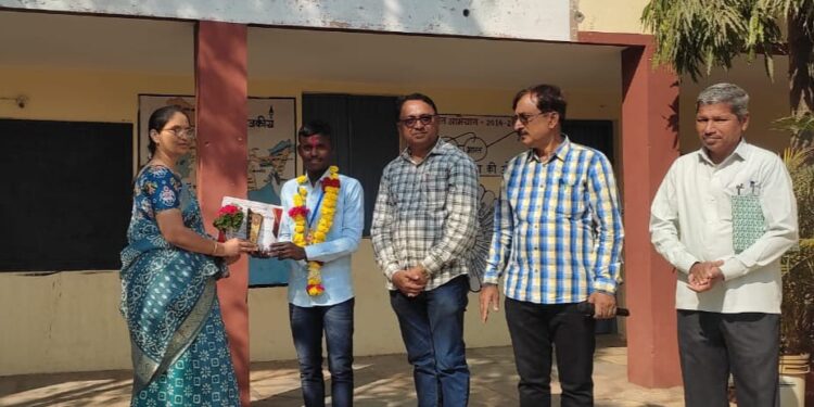 लोहारा शहरातील नेताजी सुभाषचंद्र बोस महाविद्यालयाचा विद्यार्थी संघदीप कांबळेचे कुमार केसरी कुस्ती स्पर्धेत यश