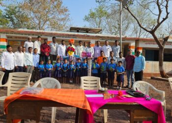 अनावश्यक खर्चाला फाटा देत शिक्षकाने स्वतःच्या वाढदिवसानिमित्त केले विद्यार्थ्यांना पाणी बॉटलचे वाटप