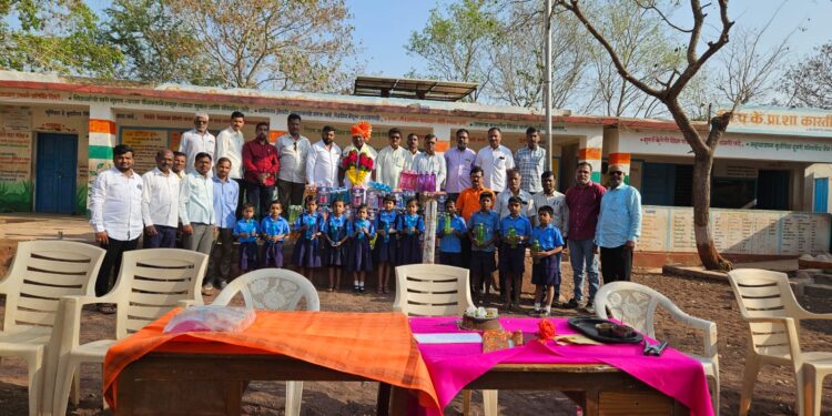 अनावश्यक खर्चाला फाटा देत शिक्षकाने स्वतःच्या वाढदिवसानिमित्त केले विद्यार्थ्यांना पाणी बॉटलचे वाटप