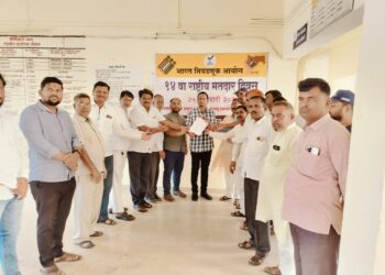 ईव्हीएम मशिनचा वापर बंद करुन मतपत्रिकेवर मतदान घ्या – नागरिकांची निवेदनाद्वारे मागणी
