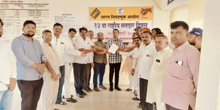 ईव्हीएम मशिनचा वापर बंद करुन मतपत्रिकेवर मतदान घ्या – नागरिकांची निवेदनाद्वारे मागणी