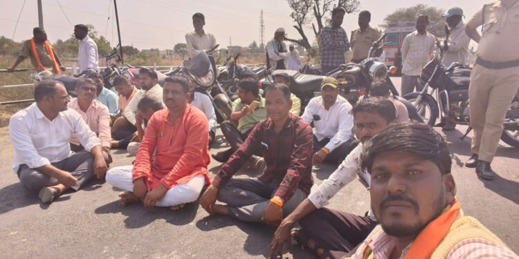 लोहारा शहरासह तालुक्यात रास्ता रोको आंदोलनाला सुरुवात; चारच्या नंतर गावोगावी ठिय्या आंदोलन