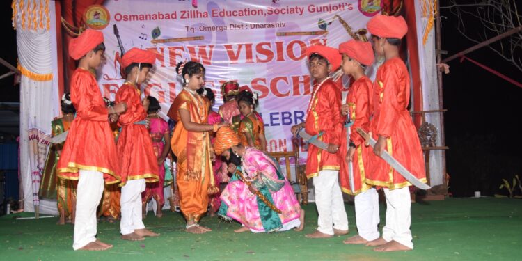 लोहारा शहरातील न्यू व्हिजन इंग्लिश स्कूलचे वार्षिक स्नेहसंमेलन उत्साहात ; विविध गीतांवर बहारदार नृत्य करून विद्यार्थ्यांनी उपस्थितांची जिंकली मने