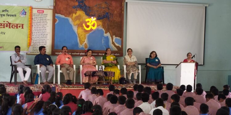 लोहारा तालुक्यातील हराळी येथे कुमार साहित्य संमेलन