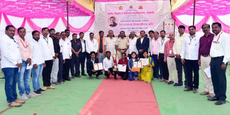 माकणी येथील कला, विज्ञान व वाणिज्य महाविद्यालयात आंतरमहाविद्यालयीन वादविवाद स्पर्धा – लातूरच्या राजर्षी शाहू महाविद्यालयाच्या संघाने पटकाविला प्रथम क्रमांक