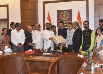 मराठा समाजाचे मागासलेपण तपासण्यासाठीचा सर्वेक्षणाचा अहवाल मुख्यमंत्री एकनाथ शिंदे यांना सुपूर्द – इतर समाजाच्या आरक्षणाला धक्का न लावता कायद्याच्या चौकटीत बसणारे आरक्षण मराठा समाजाला मिळेल – मुख्यमंत्री एकनाथ शिंदे यांचा विश्वास