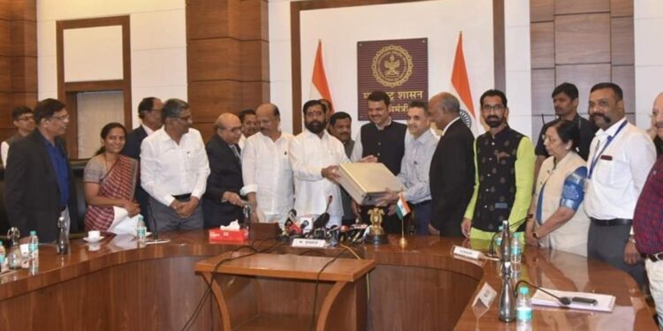 मराठा समाजाचे मागासलेपण तपासण्यासाठीचा सर्वेक्षणाचा अहवाल मुख्यमंत्री एकनाथ शिंदे यांना सुपूर्द – इतर समाजाच्या आरक्षणाला धक्का न लावता कायद्याच्या चौकटीत बसणारे आरक्षण मराठा समाजाला मिळेल – मुख्यमंत्री एकनाथ शिंदे यांचा विश्वास