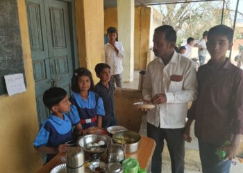 लोहारा तालुक्यातील मोघा खुर्द येथील बाल आनंद मेळाव्यातून झाली सात हजार रुपयांची उलाढाल