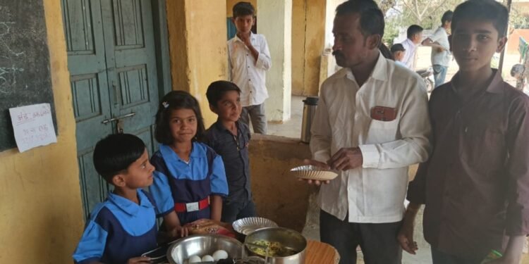 लोहारा तालुक्यातील मोघा खुर्द येथील बाल आनंद मेळाव्यातून झाली सात हजार रुपयांची उलाढाल