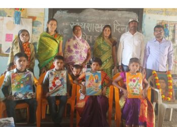 लोहारा तालुक्यातील मोघा खुर्द शाळेत स्वयंशासन दिनानिमित्त विद्यार्थ्यांनी चालवली शाळा