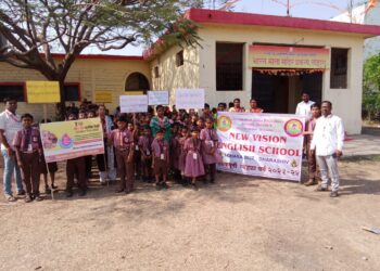 लोहारा येथील न्यू व्हिजनच्या विद्यार्थ्यानी रॅली काढून केली पोलिओविषयी जनजागृती