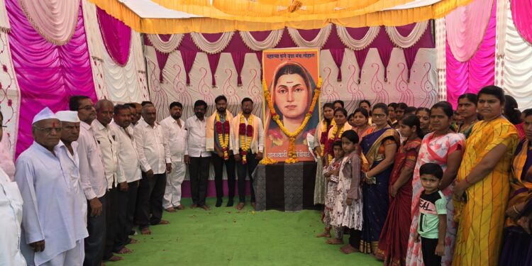 लोहारा शहरात सावित्रीबाई फुले यांच्या स्मृती दिनानिमित्त अभिवादन