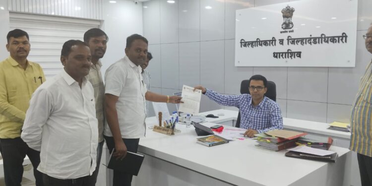 टँकरद्वारे पाणीपुरवठा करण्याची जिल्हाधिकारी यांच्याकडे निवेदनाद्वारे मागणी