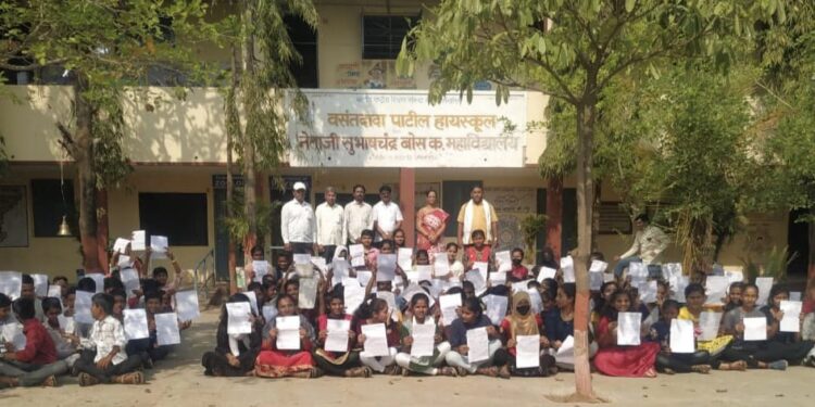 लोकसभा निवडणुकीत मतदान करण्यासाठी शाळा व कनिष्ठ महाविद्यालयीन विद्यार्थ्यांचे आई-बाबांना पत्र