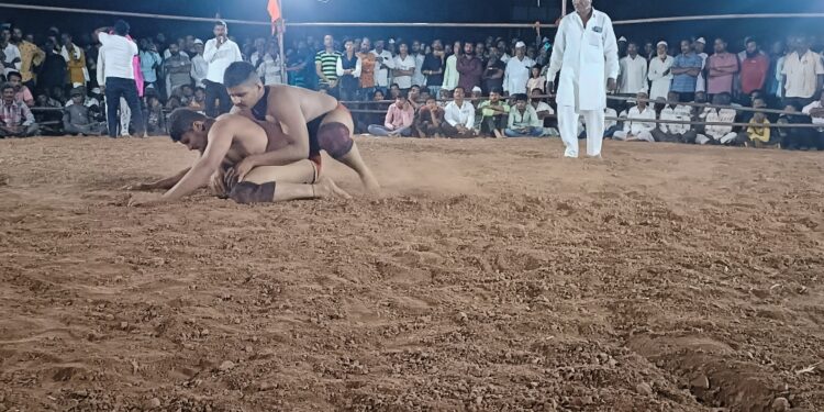 प्रदीप गोरे याने पटकावला लोहारा केसरी किताब ; कुस्त्या पाहण्यासाठी कुस्तीप्रेमींची मोठी गर्दी