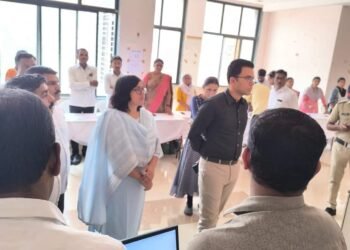मतदान केंद्राध्यक्ष व सहाय्यक केंद्राध्यक्षांना दिले मतदान यंत्र हाताळणे व मतदान प्रक्रियेचे प्रात्यक्षिकासह प्रशिक्षण