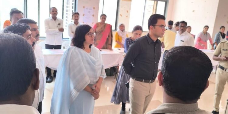 मतदान केंद्राध्यक्ष व सहाय्यक केंद्राध्यक्षांना दिले मतदान यंत्र हाताळणे व मतदान प्रक्रियेचे प्रात्यक्षिकासह प्रशिक्षण