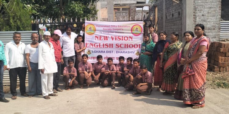 लोहारा येथील न्यू व्हिजन इंग्लिश स्कुलच्या विद्यार्थ्यानी केली मतदाना बाबत जनजागृती