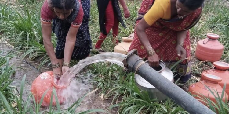 दुष्काळाच्या दाहकतेत माणुसकीचा झरा – साळुंके कुटुंब करतय मोफत पाणीपुरवठा