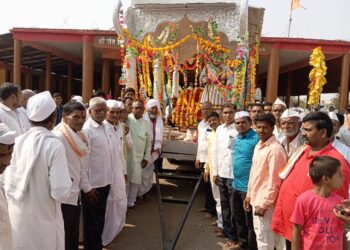 कानेगाव येथील पुरुष बचत गटाकडून मारुती महाराज मंदिरास रथ अर्पण