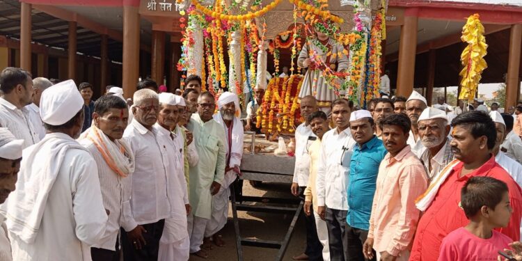 कानेगाव येथील पुरुष बचत गटाकडून मारुती महाराज मंदिरास रथ अर्पण
