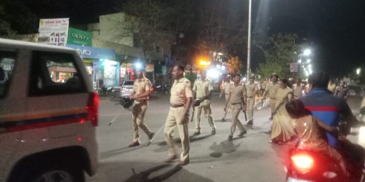 रमजान ईद व डॉ. बाबासाहेब आंबेडकर जयंतीच्या पार्श्वभूमीवर लोहारा शहरात पोलिसांचे रूट मार्च