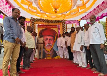 लोहारा शहरात महात्मा ज्योतिबा फुले यांची जयंती साजरी